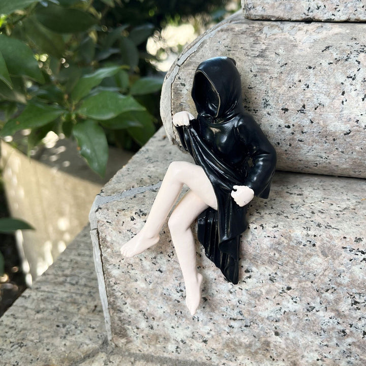 Creepy decorative figure Bowlift