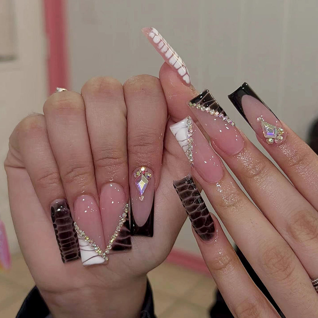 Exclusive artificial nails with glitter details and geometric designs Bowlift