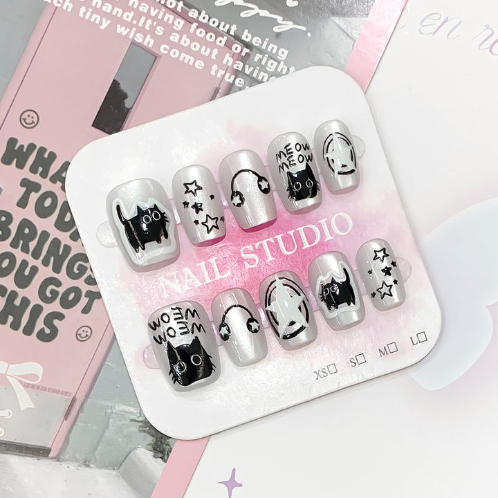 Playful nail art with cat motifs Bowlift