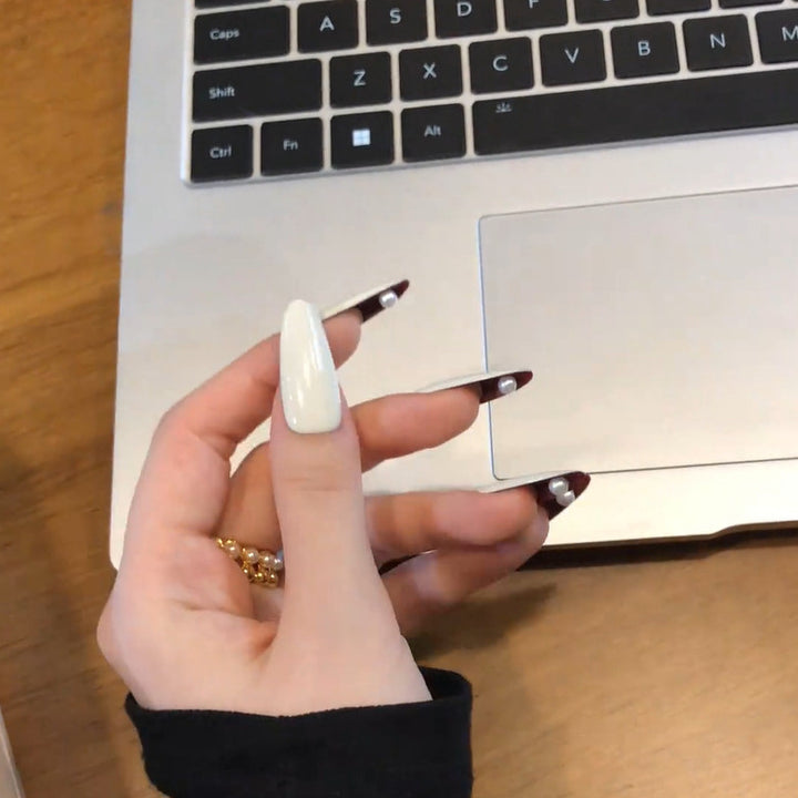 Glamorous artificial nails with elegant accents Bowlift