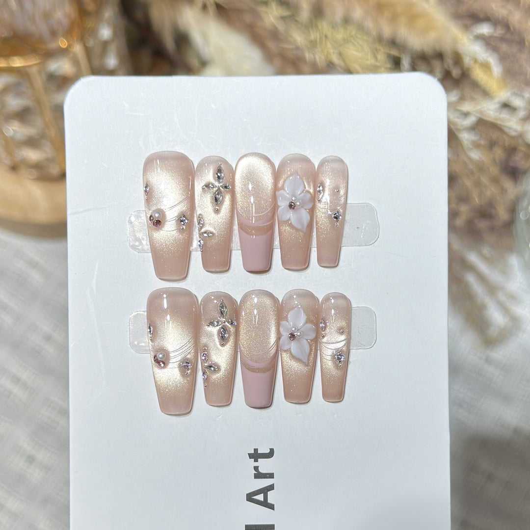 Elegant Floral Accent Press-On Nail Set Bowlift