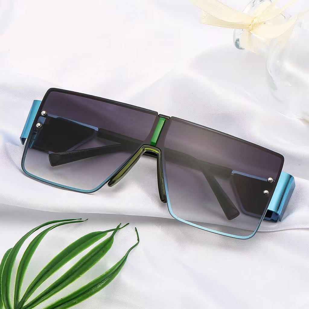 Ladies trendy oversized sunglasses with futuristic design Bowlift