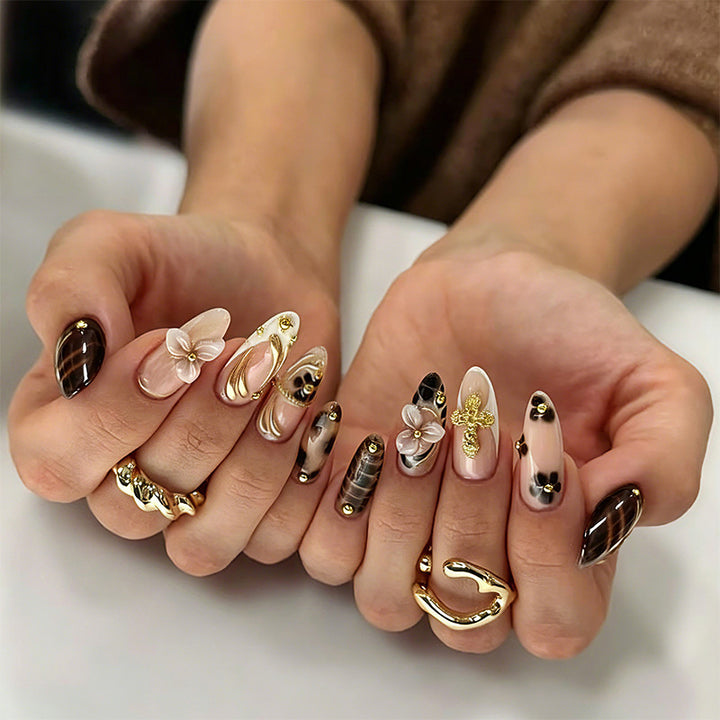 Artful nail set with floral accents Bowlift