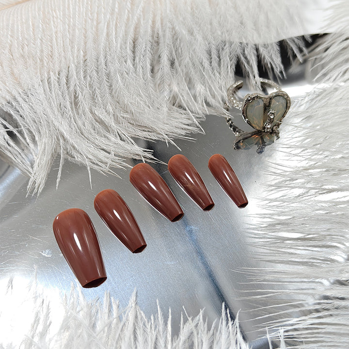 Artificial nails in elegant high gloss with stiletto shape Bowlift