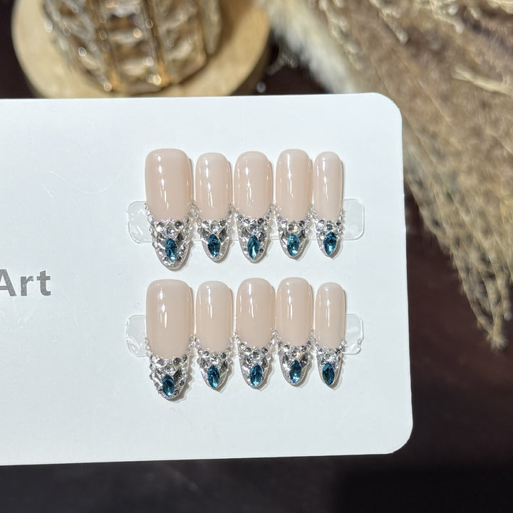 Elegant Rhinestone-Accent Press-On Nail Set Bowlift