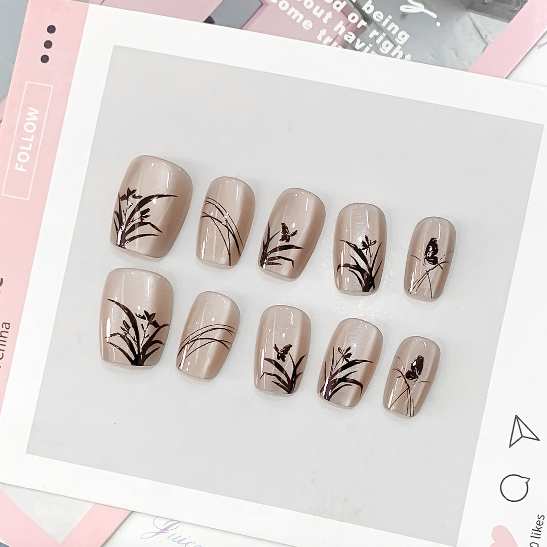 Artfully designed nails with floral motifs Bowlift