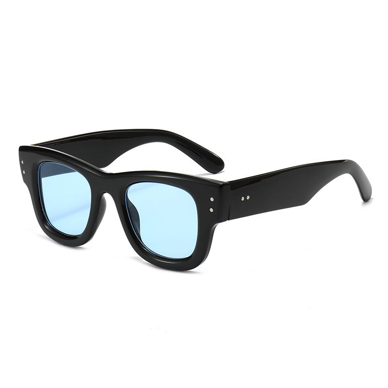 Retro-Influenced Bold Frame Sunglasses Bowlift