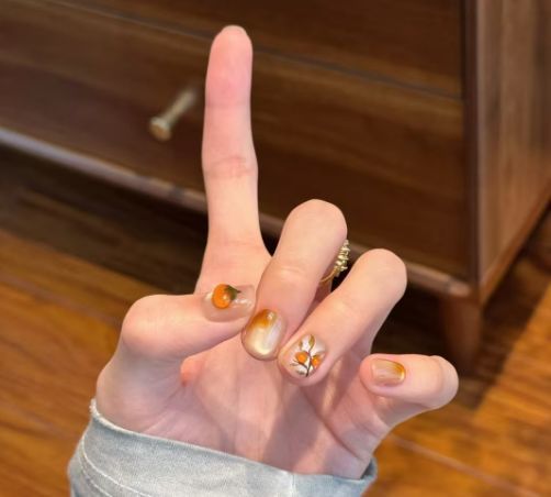 Artificial nails with elegant ombre finish Bowlift