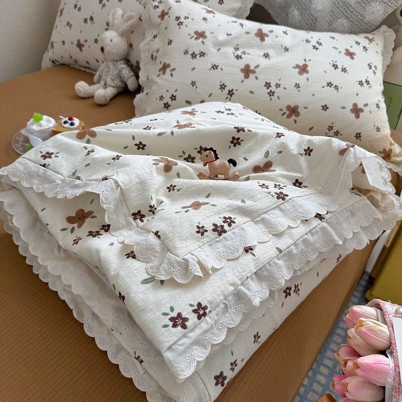 Women Cozy Bedspread with Playful Floral Pattern Bowlift
