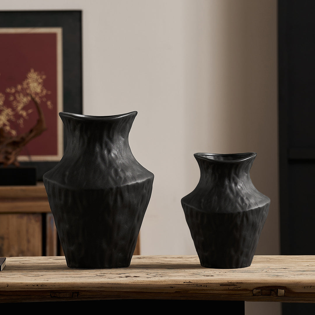 Curved ceramic vase Bowlift