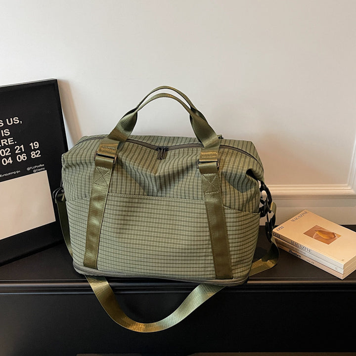 Sporty travel bag with practical storage and adjustable shoulder straps Bowlift