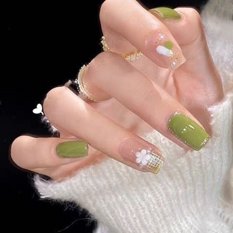 Artistic Press-On Nail Set with Floral and Glossy Design Bowlift