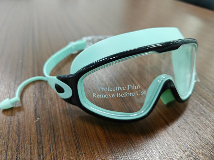 Diving mask with wide field of view and magnet holder Bowlift