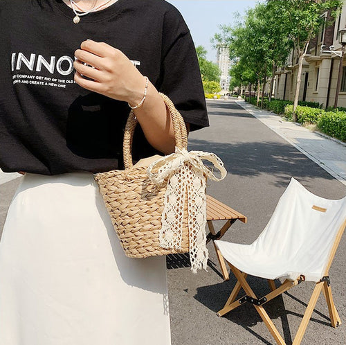 Playful basket bag with lace ribbon Bowlift