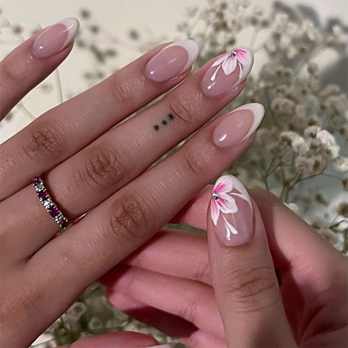 Elegant artificial nails with floral decorations Bowlift