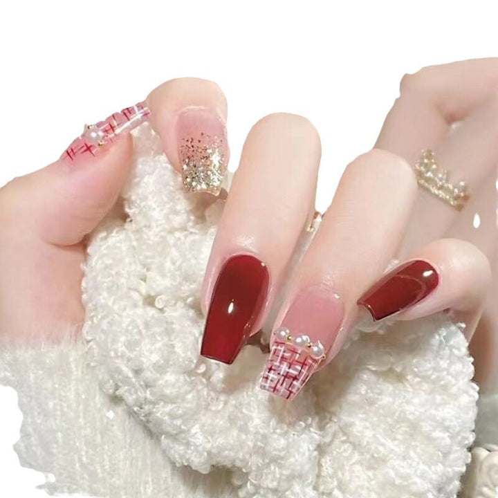 Fashionable artificial nails with glitter details Bowlift
