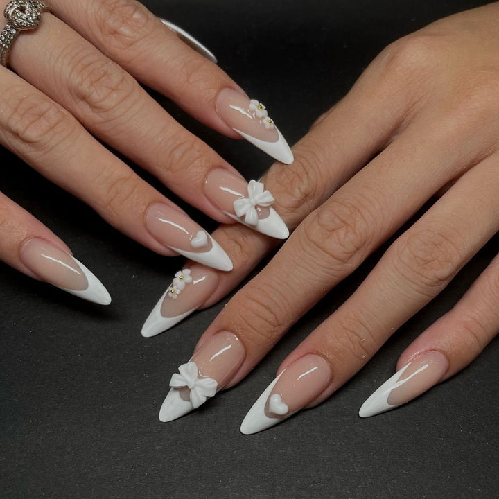 Artificial nail tips with playful 3D decorations Bowlift