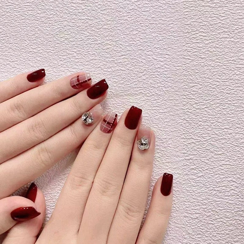 Artificial nail set with elegant, shimmering design and creative accents Bowlift