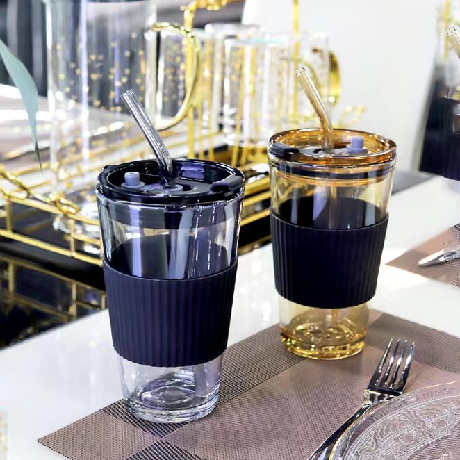 Women's multifunctional drinking cups with integrated silicone cover and hygienic lid Bowlift