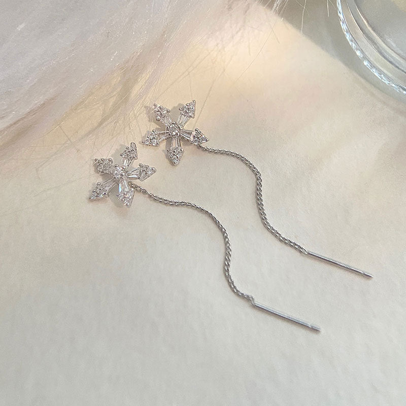 Elegant and Timeless Earrings with Sparkling Crystals Bowlift