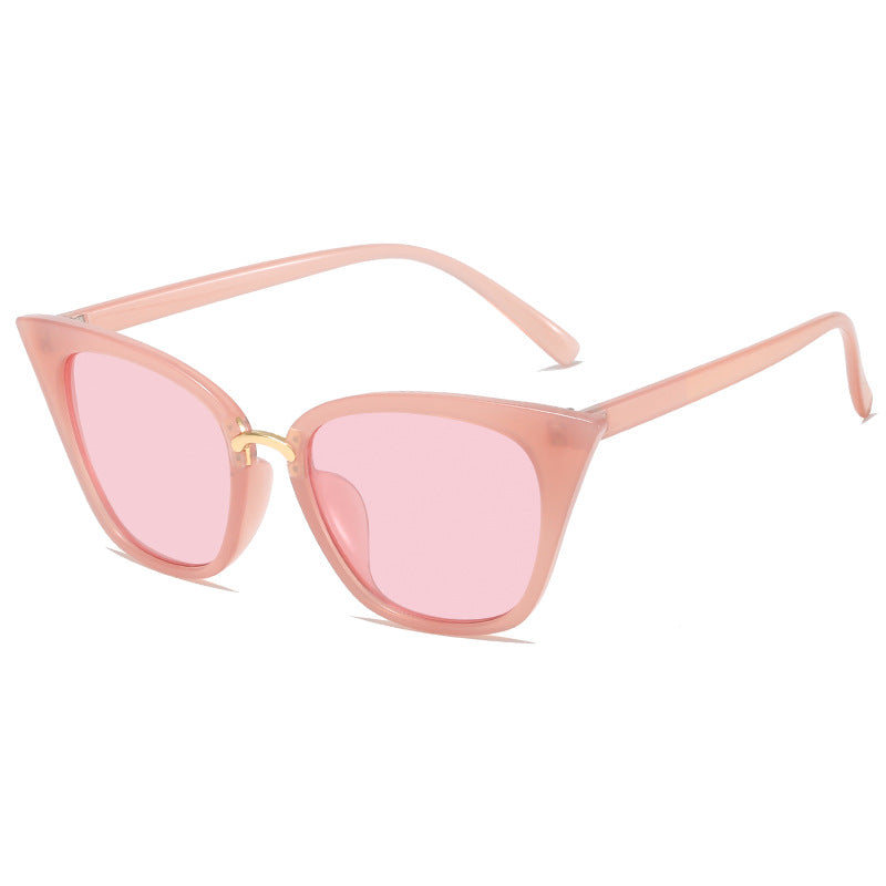 Ladies fashionable sunglasses with striking design Bowlift