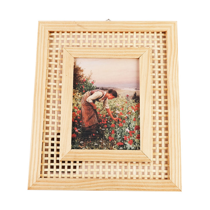 Artful picture frame with fine rattan pattern Bowlift