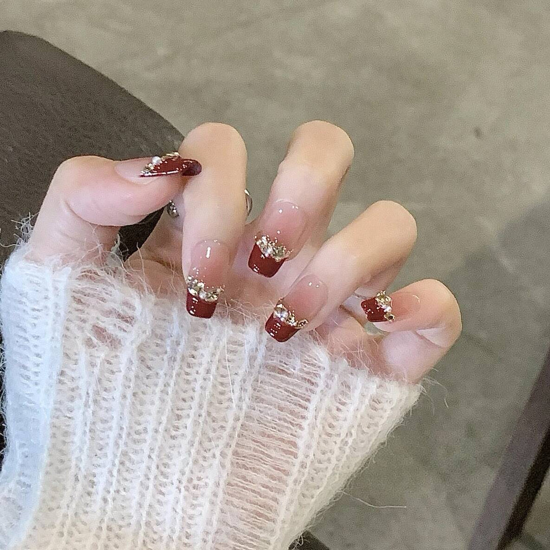 Elegant Press-On Nail Art with Gold Accents Bowlift