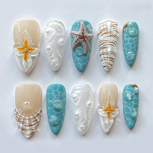 Nail set with maritime design and playful accents Bowlift