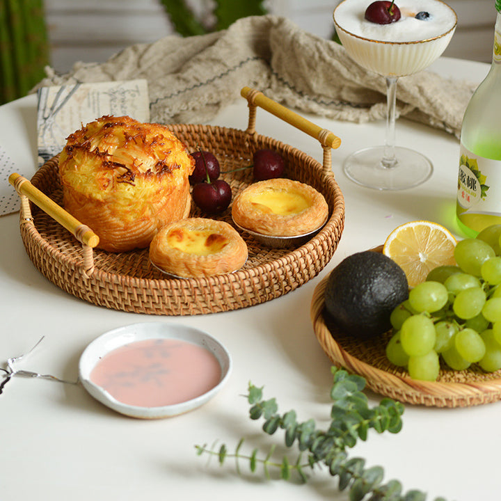 Round serving platter made of braided rattan Bowlift