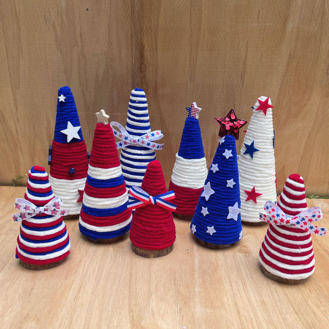 Unisex festive table tree made of knitted fleece with star topper and wooden base Bowlift