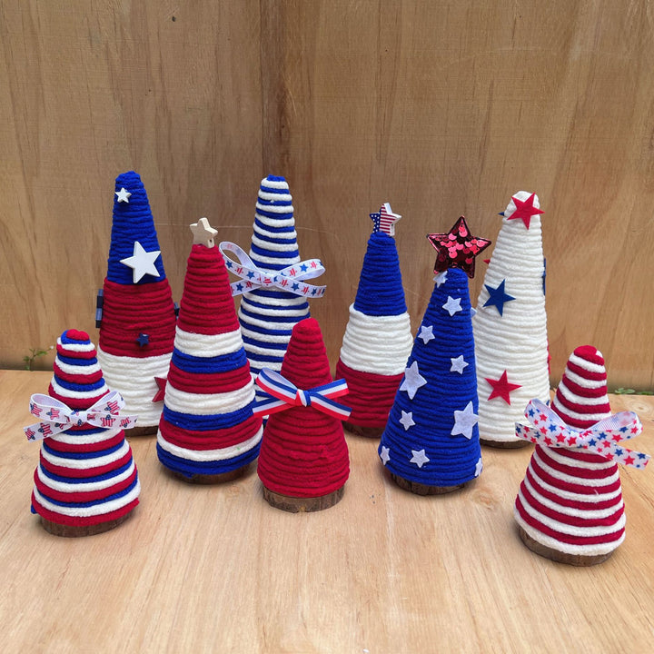 Unisex festive table tree made of knitted fleece with star topper and wooden base Bowlift