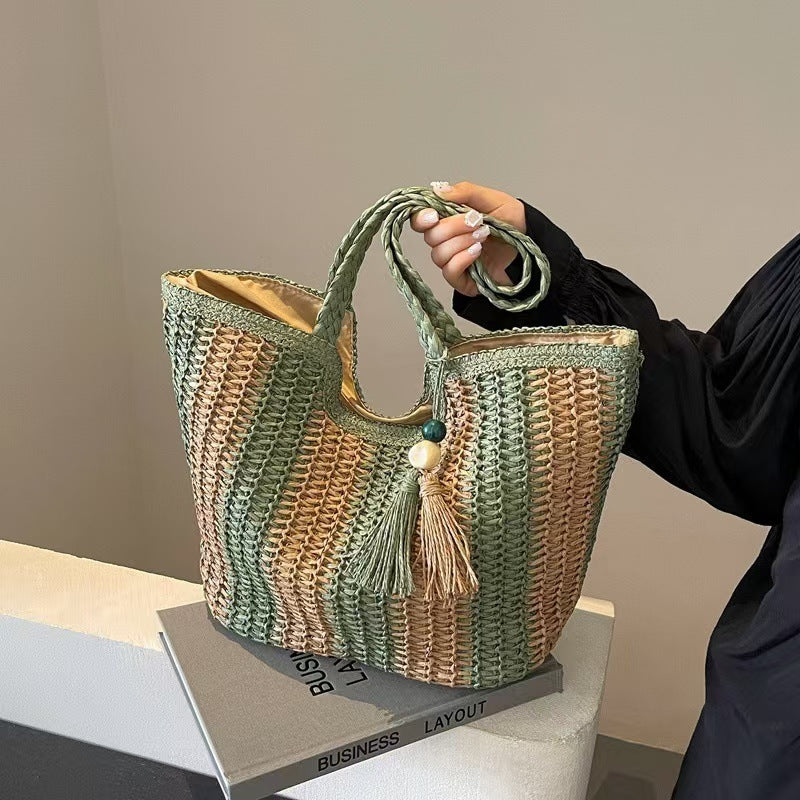 Braided beach bag with decorative tassel pendant Bowlift