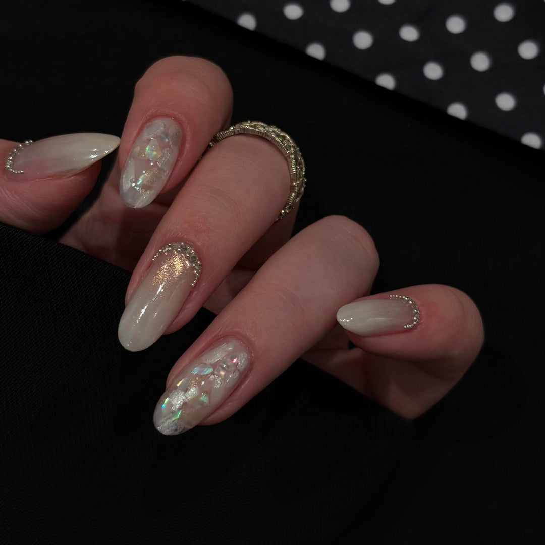 Artificial nails with shimmering accents and elegant applications Bowlift