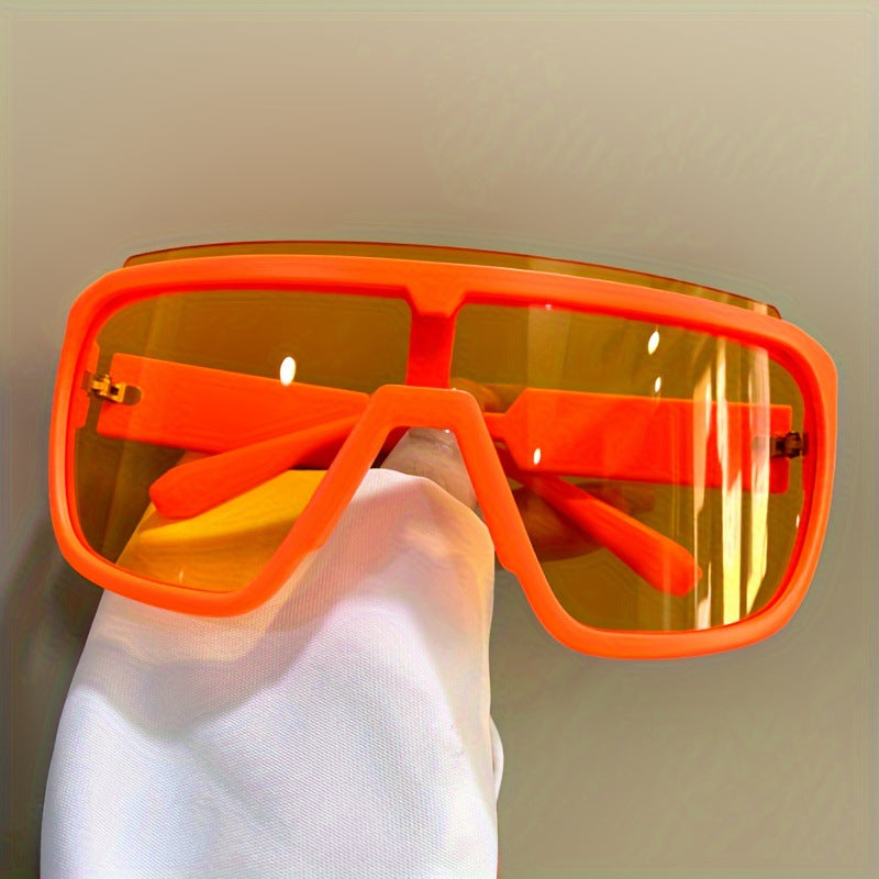 Women's sporty sunglasses with futuristic design and wide front Bowlift