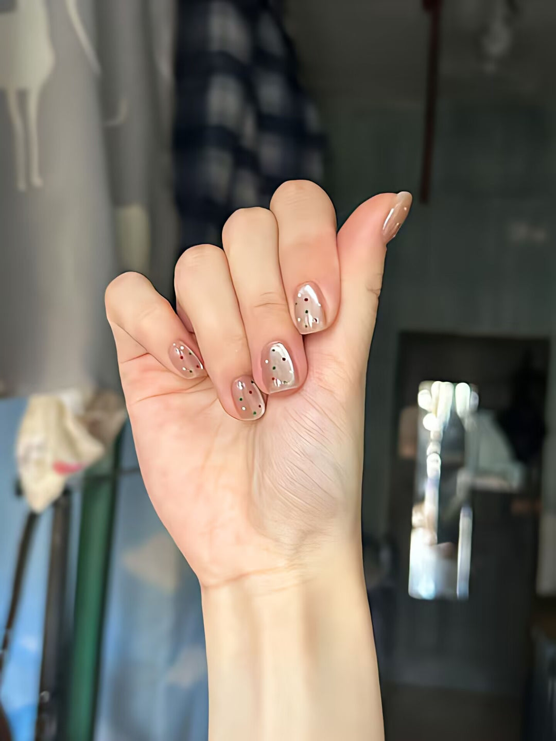 Trendy artificial nails with glitter effects Bowlift