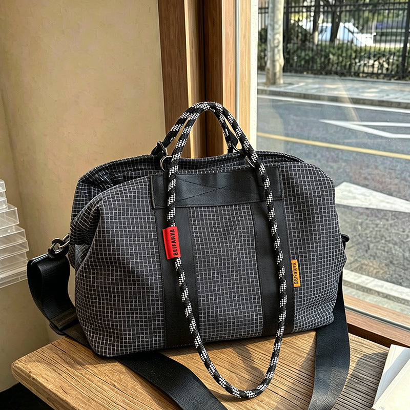 Stylish sports bag with adjustable shoulder strap Bowlift