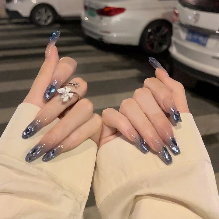 Glamorous designer nails Bowlift