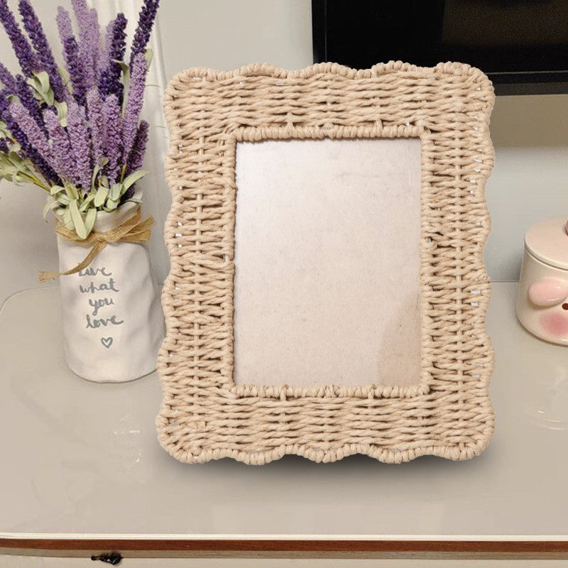 Playful picture frame in rattan style Bowlift