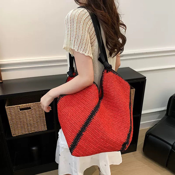 Generous shopping bag with handcrafted wave pattern Bowlift