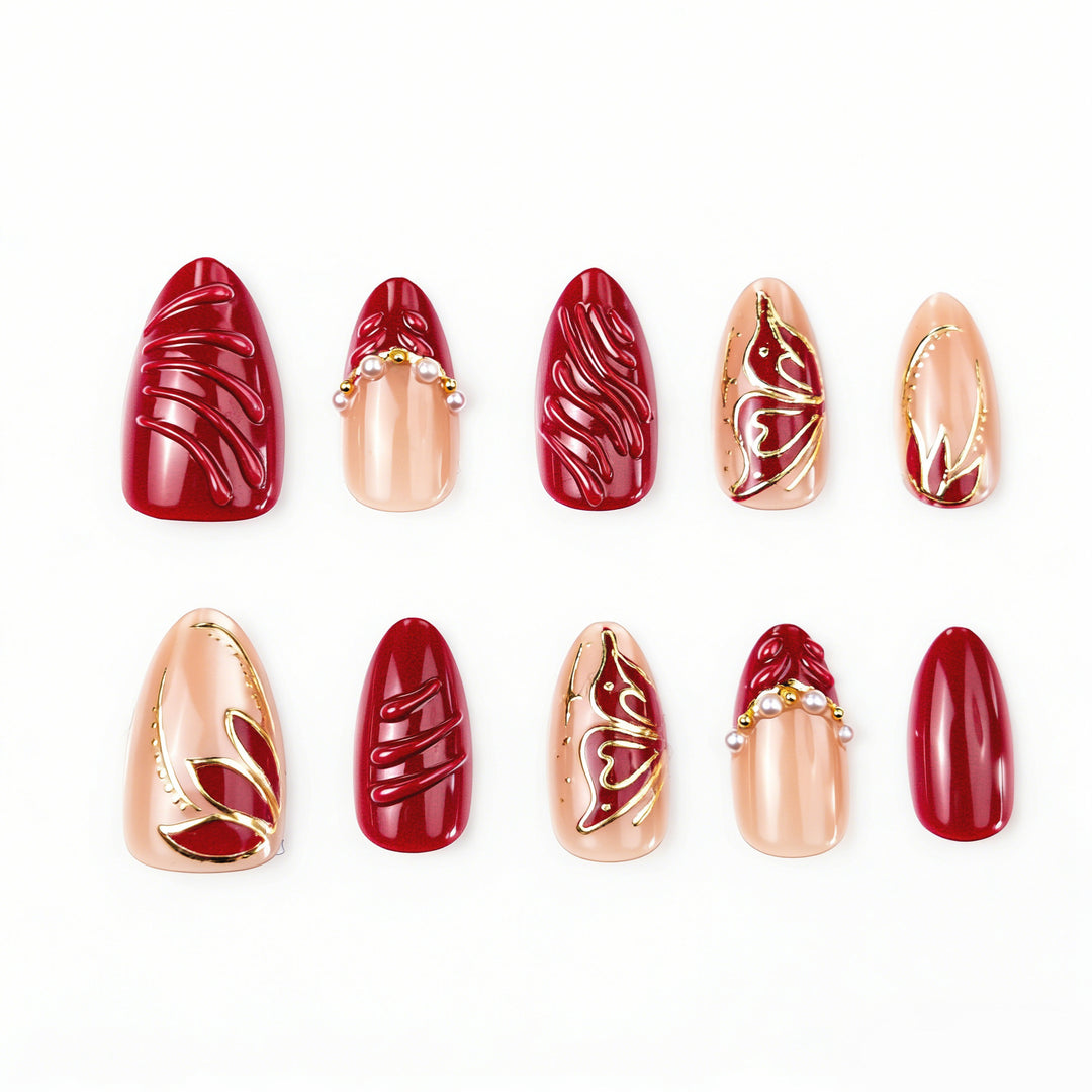 Artificial nail set with filigree golden decorations and romantic heart details Bowlift