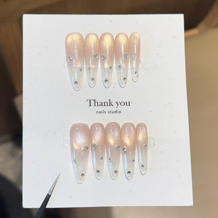 Artificial nails with shimmering accents and elegant rhinestone details Bowlift