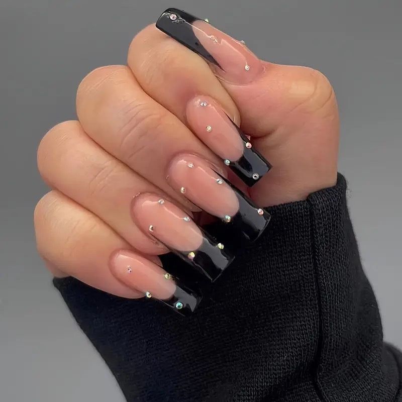 Nail art set with elegant 3D rhinestone accents Bowlift