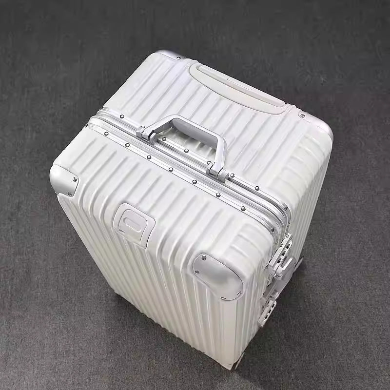 Sturdy Hardshell Spinner Suitcase