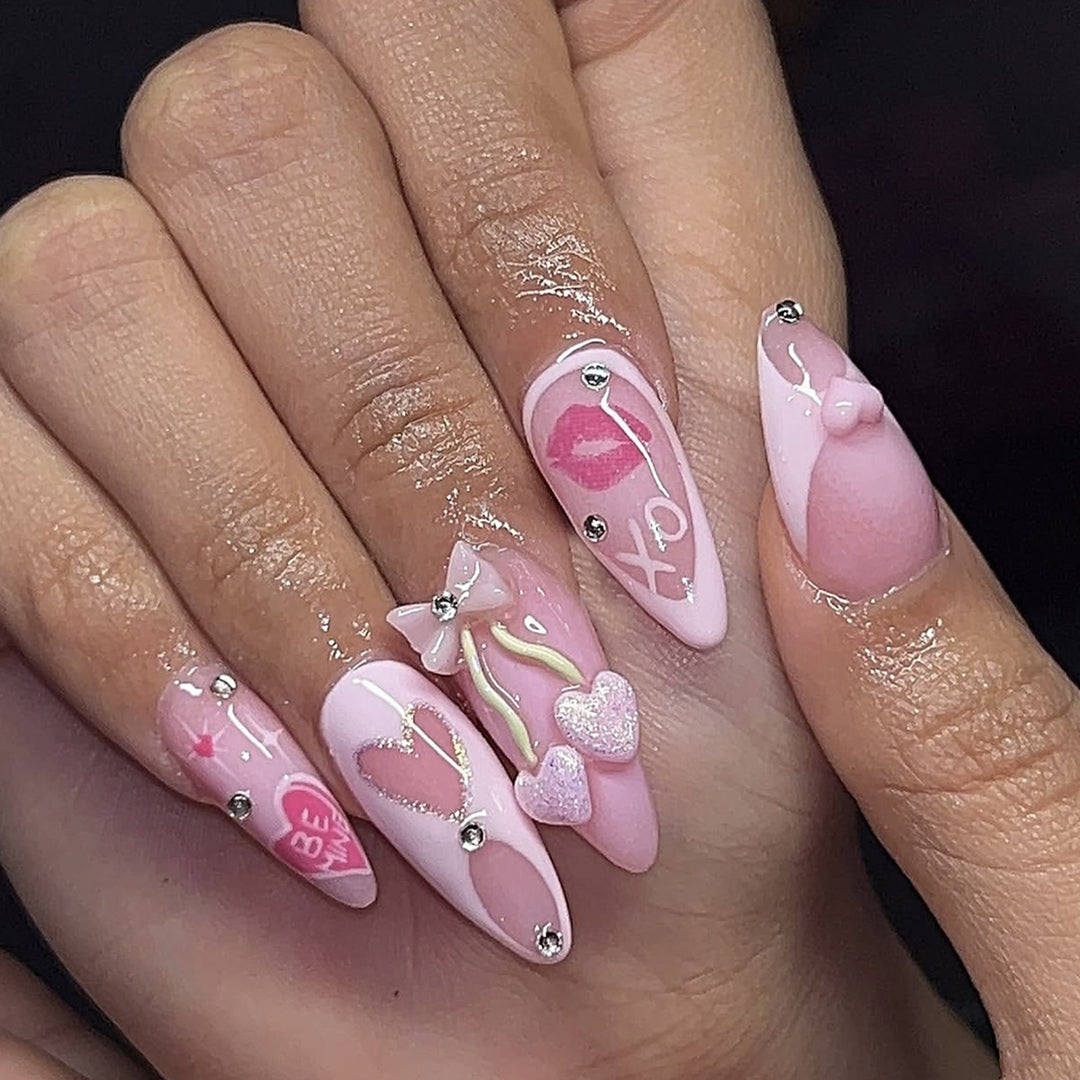 Artificial nail set with playful heart and lip motifs Bowlift
