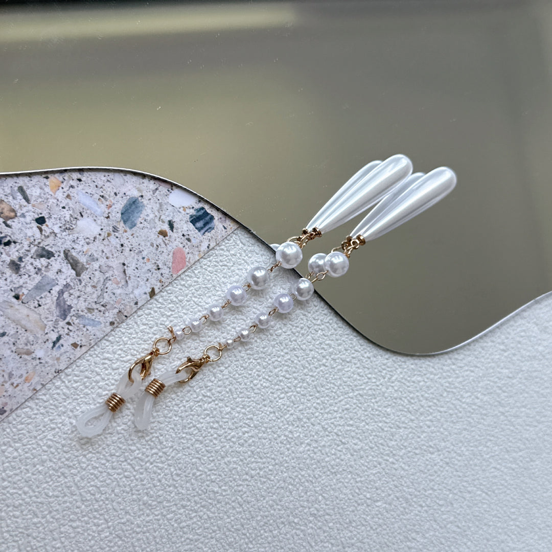 Elegant Pearl-Accented Eyewear Chain Bowlift
