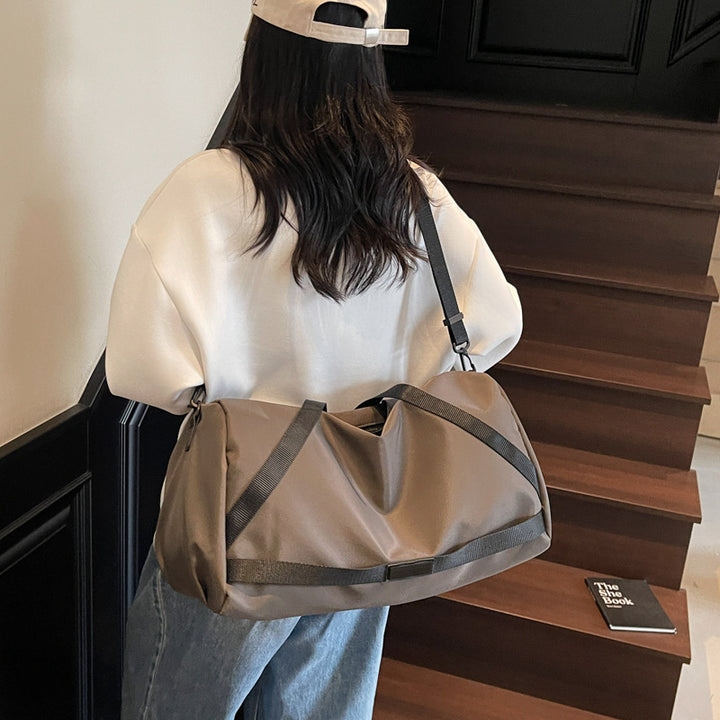 Versatile sports duffel bag with water-resistant material Bowlift