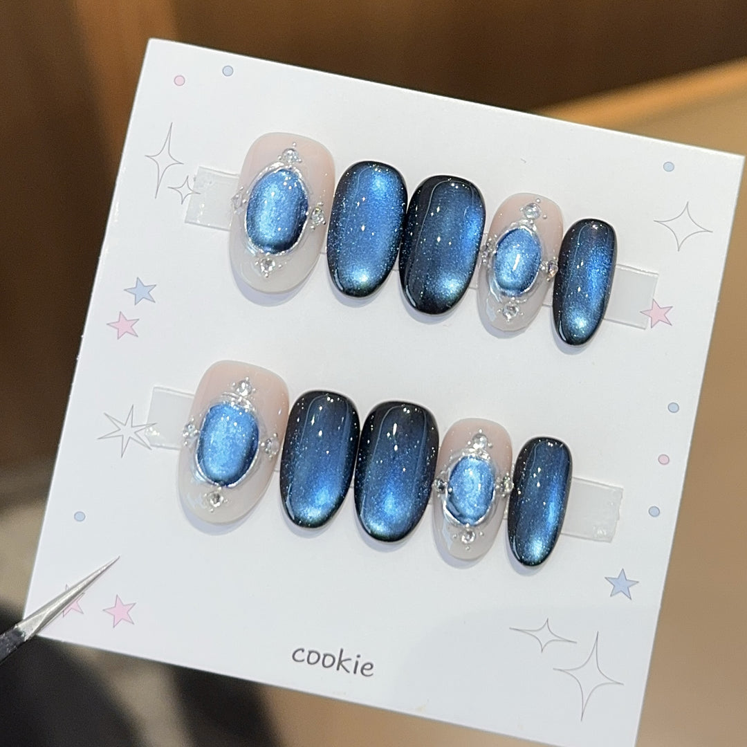Glamorous artificial nails with shimmering star effect Bowlift