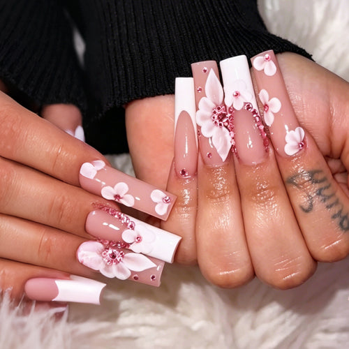 Artificial nail set with delicate flower and glitter details Bowlift