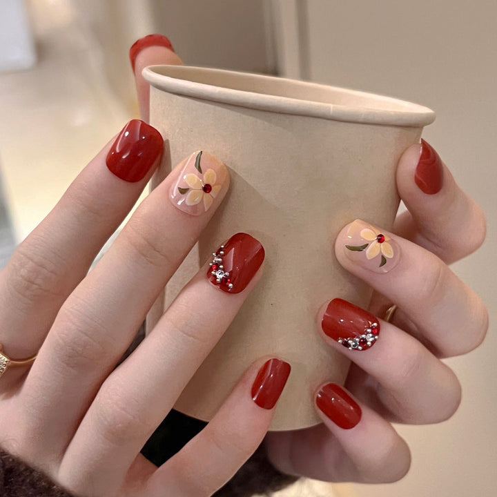 Artful nail extensions with an elegant leaf pattern Bowlift