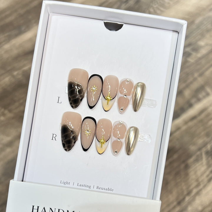Reusable Stiletto Nail Art Set with Star and Gold Accents Bowlift